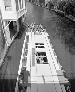 882458 Afbeelding van de rondvaart over de Oudegracht, vanaf de Gaardbrug te Utrecht, tijdens het bezoek van de ...